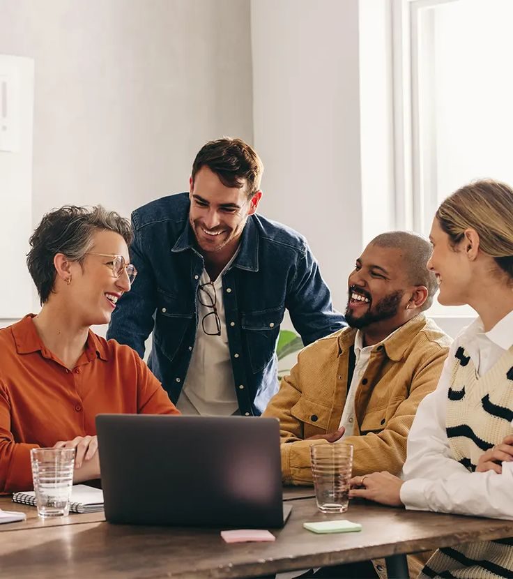 Une équipe qui collabore autour d'un ordinateur portable